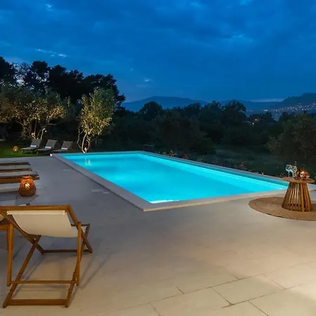 Villa Obzor With A Heated Pool Spalato